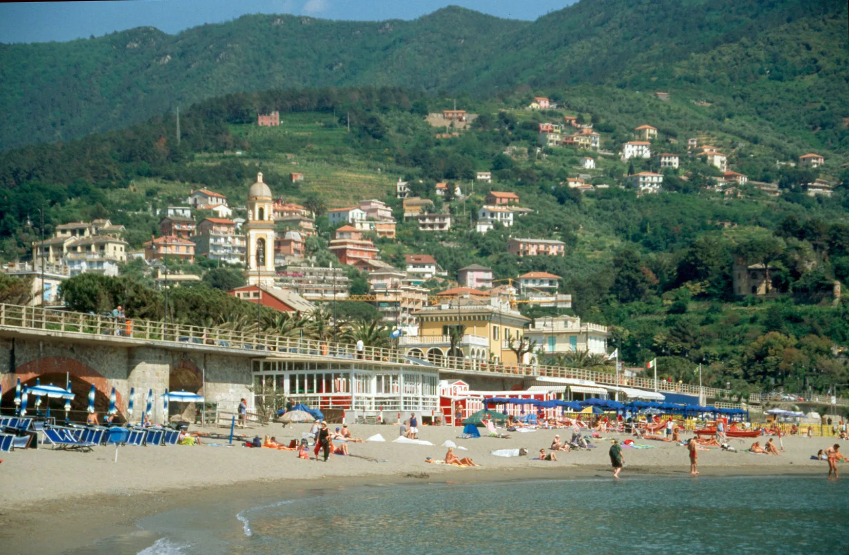 La spiaggia di Moneglia d’estate, con gli ombrelloni e il borgo sulle colline