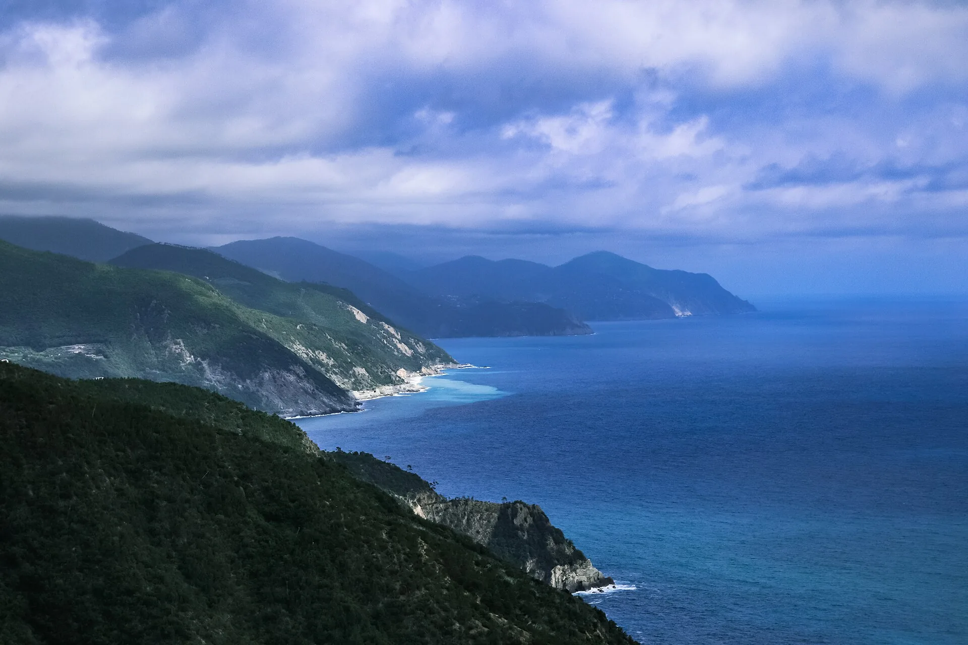 La costa della Riviera di Levante vista dall’alto, con i promontori sul mare