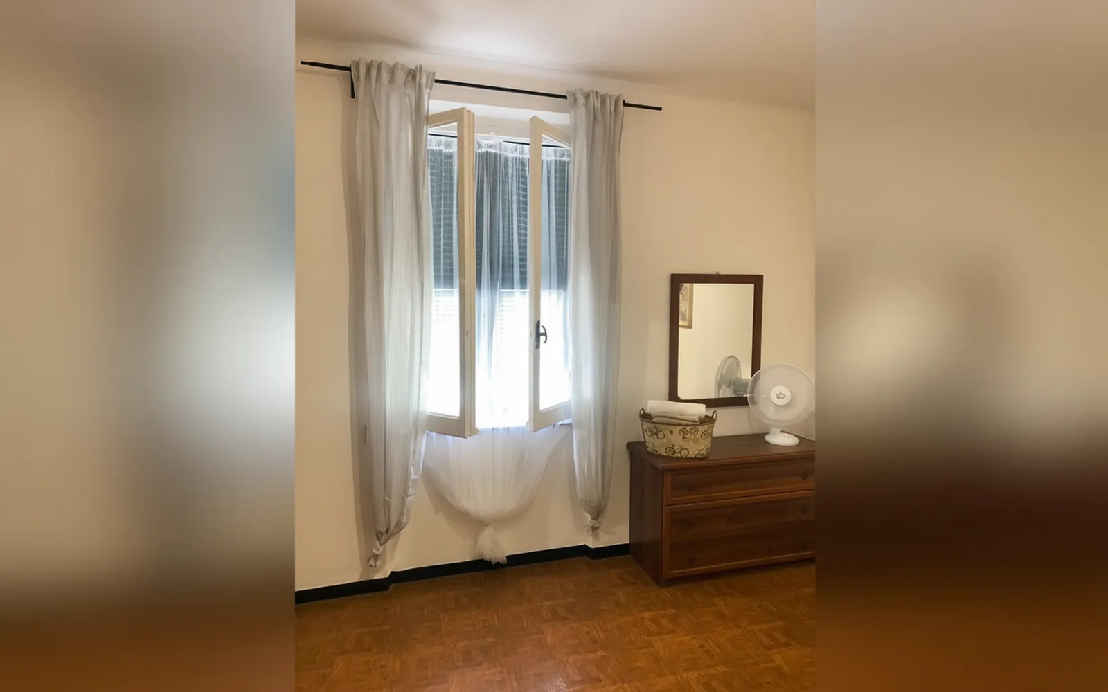 La camera con cassettiera, specchio e finestra